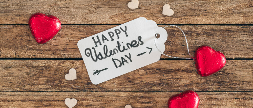Gift tag with inscription happy valentines day heartshaped candies