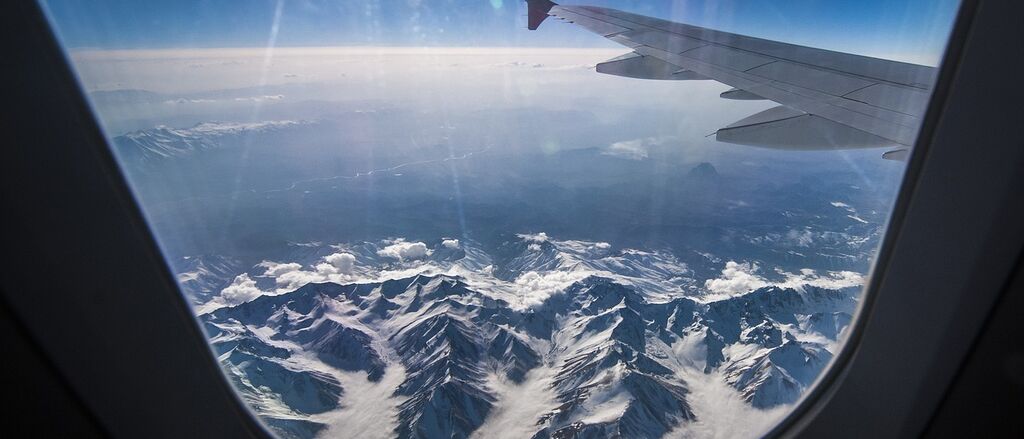 Flugzeugfenster Berge Schnee