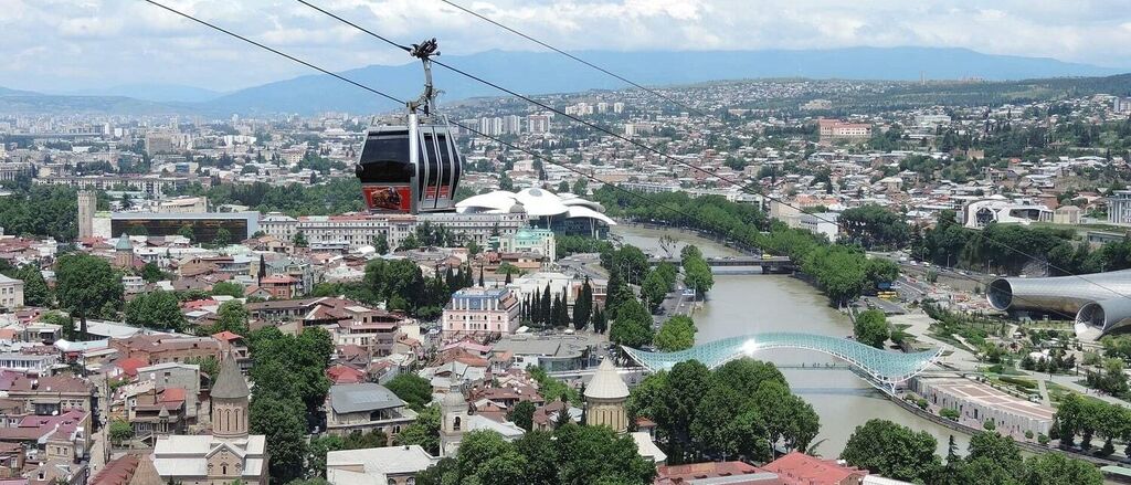 Blick über Tiflis und Seilbahn
