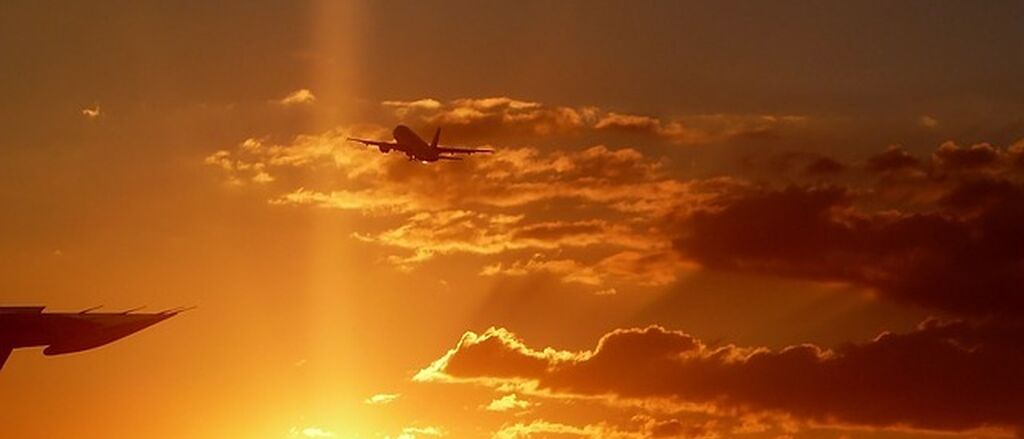 Flughafen sonnenuntergang flugzeug