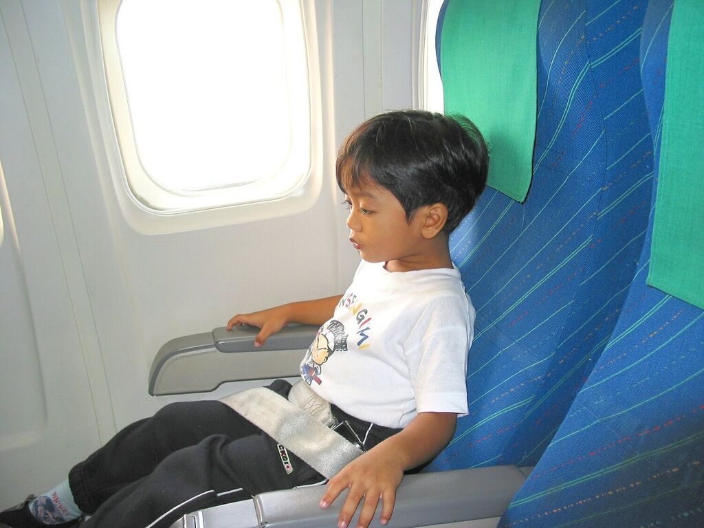 Kind alleine im Flugzeug
